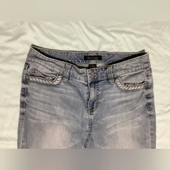 White House Black Market Blanc Light Wash Capri Jeans Size 4 - Picture 2 of 11